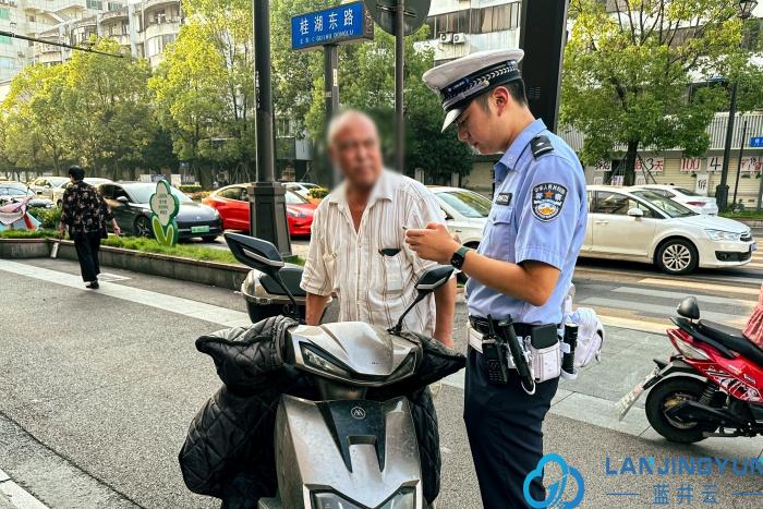 民警对骑行电动自行车不戴头盔等交通违法行为进行严厉查处。新都公安供图